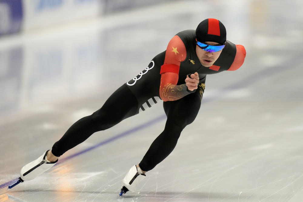 斯洛伐克速度滑冰选手夺得冠军