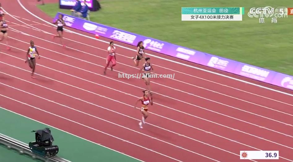 印度女子拳击选手击败对手，勇夺金牌